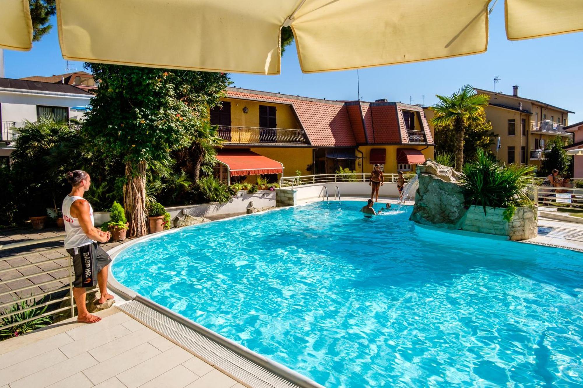 Hotel Bristol Белларія-Іджеа-Марина Екстер'єр фото